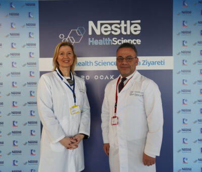 Dünyanın lider gıda şirketi İsviçre merkezli Nestlé’nin iş birimi Nestlé Health Science’ın, 2022 yılı Temmuz ayında Bursa Karacabey’de açılışını yaptığı Türkiye’nin ilk enteral beslenme ürünleri fabrikası, faaliyetlerine tüm hızıyla devam ediyor. 2020 yılının Haziran ayında Balıkesir Gönenli Süt AŞ. Tesisleri’nde Türkiye’nin ilk yerli enteral beslenme ürünleri üretimiyle yerlileşmenin birinci adımını atan Nestlé Health Science, ikinci adımında faaliyete geçirdiği Bursa Karacabey fabrikasında yarattığı katma değerle ülkede bu alana öncülük ediyor. Nestlé Health Science, Karacabey fabrikasında yıllık 9 bin ton olan üretim kapasitesini, 2023’ün Mayıs ayında gerçekleştireceği kapasite artışı sayesinde yaklaşık iki katına çıkararak 16 bin tona ulaştırmayı hedefliyor.