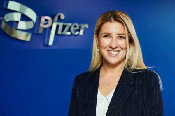 Pfizer Türkiye'ye 2008 yılında katılan Elif Çetinkaya, Ticari Beceriler Eğitim ve Gelişim Direktörü olarak Gelişmiş Pazarlar Eğitim ve Gelişim liderlik ekibine atandı.