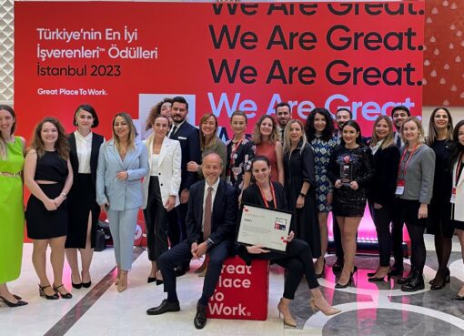 Great Place To Work® tarafından düzenlenen “Türkiye’nin En İyi İşverenleri’’ araştırmasının sonuçları açıklandı. 10. yılını kutlayan AbbVie Türkiye, 250 - 499 çalışan kategorisinde beşincilik ödülüne layık görüldü. Araştırmaya dayalı global biyofarma şirketi AbbVie, Great Place To Work (GPTW) Enstitüsü tarafından düzenlenen "Türkiye’nin En İyi İşverenleri" araştırmasında bu yıl 250 - 499 çalışan sayısına sahip şirketler kategorisinde beşinciliğe layık görüldü.   GPTW Enstitüsü tarafından 9 yıldır üst üste Türkiye’de ve ilaç sektöründe “En İyi İşveren” listesine girmekten mutlu olduklarını dile getiren AbbVie Türkiye ve Güney Avrupa İnsan Kaynakları Direktörü Seval Aksoy, AbbVie’nin dünyada ve Türkiye’de 10. yılını kutladığı 2023 yılında bu ödülün kendileri için ayrı bir anlam taşıdığını ifade etti. Aksoy, “AbbVie Türkiye ailesi olarak 10 yıldır kendimizi işimize adadık ve hep daha iyisini yapabilmek için geliştirdik. Kurulduğumuz günden beri binlerce hastanın hayatına dokunduk, bizi biz yapan harika bir kültür yarattık. Çalışanlarımızla birlikte inşa ettiğimiz, çalışan bağlılığını artırmamıza ve güçlü liderler yetiştirmemize olanak sağlayan kültürümüzle sektörde ayrışıyoruz. Herkesin fikirlerini yüksek sesle dile getirebildiği, zihinsel ve ruhsal olarak kendini güvende hissettiği, güvene, açık iletişime ve şeffaflığa dayalı kapsayıcı çalışma ortamımızla 10. yılımızda bu ödüle layık görülmekten ayrı bir onur duyuyoruz. Kültürümüzün gücüne dayanarak, layık görüldüğümüz bu ödül sonrasında da yaşama değer katan çözümler sunmaya ve hayallerimizi gerçeğe dönüştürmek için çalışmaya devam edeceğiz” diye konuştu.