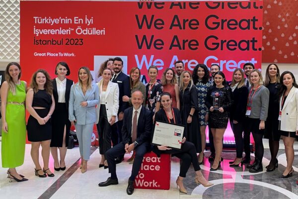 Great Place To Work® tarafından düzenlenen “Türkiye’nin En İyi İşverenleri’’ araştırmasının sonuçları açıklandı. 10. yılını kutlayan AbbVie Türkiye, 250 - 499 çalışan kategorisinde beşincilik ödülüne layık görüldü. Araştırmaya dayalı global biyofarma şirketi AbbVie, Great Place To Work (GPTW) Enstitüsü tarafından düzenlenen "Türkiye’nin En İyi İşverenleri" araştırmasında bu yıl 250 - 499 çalışan sayısına sahip şirketler kategorisinde beşinciliğe layık görüldü.   GPTW Enstitüsü tarafından 9 yıldır üst üste Türkiye’de ve ilaç sektöründe “En İyi İşveren” listesine girmekten mutlu olduklarını dile getiren AbbVie Türkiye ve Güney Avrupa İnsan Kaynakları Direktörü Seval Aksoy, AbbVie’nin dünyada ve Türkiye’de 10. yılını kutladığı 2023 yılında bu ödülün kendileri için ayrı bir anlam taşıdığını ifade etti. Aksoy, “AbbVie Türkiye ailesi olarak 10 yıldır kendimizi işimize adadık ve hep daha iyisini yapabilmek için geliştirdik. Kurulduğumuz günden beri binlerce hastanın hayatına dokunduk, bizi biz yapan harika bir kültür yarattık. Çalışanlarımızla birlikte inşa ettiğimiz, çalışan bağlılığını artırmamıza ve güçlü liderler yetiştirmemize olanak sağlayan kültürümüzle sektörde ayrışıyoruz. Herkesin fikirlerini yüksek sesle dile getirebildiği, zihinsel ve ruhsal olarak kendini güvende hissettiği, güvene, açık iletişime ve şeffaflığa dayalı kapsayıcı çalışma ortamımızla 10. yılımızda bu ödüle layık görülmekten ayrı bir onur duyuyoruz. Kültürümüzün gücüne dayanarak, layık görüldüğümüz bu ödül sonrasında da yaşama değer katan çözümler sunmaya ve hayallerimizi gerçeğe dönüştürmek için çalışmaya devam edeceğiz” diye konuştu.