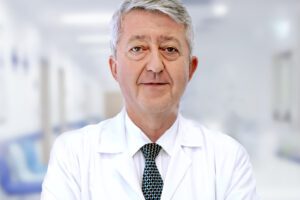 Gebelikte kontrolsüz ilaç kullanımının çocuklardaki sakatlık riskini arttırabildiğini söyleyen Kadın Hastalıkları Doğum ve Perinatoloji Uzmanı Prof. Dr. Mustafa Başbuğ, “İlacın içerisindeki madde yanında, gebelik haftası, ilaca devam süresi ve ilacın fetusa ulaşıp / ulaşmadığı gibi faktörler de sakatlık yapıcı etkide önemlidir. Bu nedenle gebelikte kullanılacak her ilaç için kadın hastalıkları ve doğum doktorundan ve gerekirse perinatologdan risk kategorisi ve kullanılıp/ kullanılamayacağı hakkında bilgi alınmalıdır. Özellikle fetüsün organ gelişiminin gerçekleştiği ilk üç ay için bu konu daha fazla önem arz ediyor” diye konuştu.