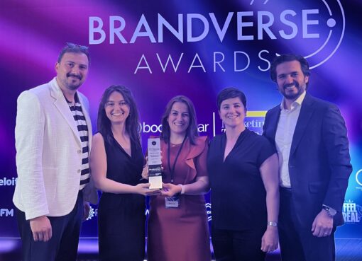 Türkiye Acil Tıp Derneği (TATD) ve Tüvana Okuma İstekli Çocuk Eğitim Vakfı (TOÇEV) ve AstraZeneca Türkiye iş birliği ile yürütülen “İlk Yardıma İlk Sen Koş” projesi Brandverse Awards'ta “Sağlıklı Yaşam” kategorisinde Altın Ödül'e layık görüldü. Marketing Türkiye ve Boom Sonar iş birliğiyle bu yıl 7.si düzenlenen Brandverse Awards 16 Haziran'da düzenlenen törenle sahiplerini buldu. Türkiye Acil Tıp Derneği (TATD), Tüvana Okuma İstekli Çocuk Eğitim Vakfı (TOÇEV) ve AstraZeneca Türkiye iş birliği ile yürütülen “İlk Yardıma İlk Sen Koş” projesi; reklam, pazarlama ve pazarlama iletişimi alanındaki başarılı marka ve projelerin “bütünleşik pazarlama” anlayışıyla değerlendirildiği Brandverse Awards'ta “Sosyal Sorumluluk ve Sürdürülebilirlik” ana bölümünün “Sağlıklı Yaşam” kategorisinde Altın Ödül'ün sahibi oldu.
