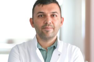 Tiroid hastalıkları birçok organ ve sistemi etkileyebildiği için pek çok farklı şikâyetle karşımıza çıkabileceğini belirten VM Medical Park Ankara Hastanesi İç Hastalıkları Uzmanı Dr. Mustafa Ayaz, “Tiroid hastalıkları, halsizlik, yorgunluk gibi nonspesifik şikâyetler de dâhil olmak üzere, pek çok kardiyovasküler sistem ve sindirim sistemi şikâyetlerine neden olmaktadır. Cilt, tırnak, saç problemleri, kilo problemleri, cinsel fonksiyonlarda bozulma, gelişme geriliği, bilişsel ve psikolojik bozukluklara sebep olabilir” dedi.