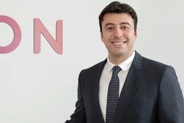 Avon Türkiye Genel Müdürü Orkun Gül, Türkiye, Orta Doğu ve Afrika Bölge Başkanı oldu Avon Türkiye, başarıyla yürüttüğü operasyonlarının yanı sıra global ekiplere transferlerini de sürdürüyor. Avon Türkiye Genel Müdürü Orkun Gül, yeni dönemde mevcut görevinin yanı sıra bölgesel liderlik pozisyonunu da üstlendi. Orkun Gül 1 Temmuz itibariyle AVON Türkiye, Orta Doğu ve Afrika Bölge Başkanı ve Avon Türkiye Genel Müdürü olarak doğrudan Avon Global CEO’su Angela Cretu’nun ekibinde yer alıyor.