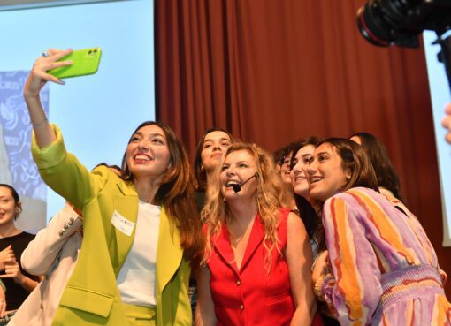 Sanofi Türkiye ve KAGİDER (Türkiye Kadın Girişimciler Derneği) iş birliğiyle geleceğin liderlerini yetiştirmek hedefiyle hayata geçirilen Geleceğin Kadın Liderleri programının 13. dönem mezuniyeti gerçekleşti.