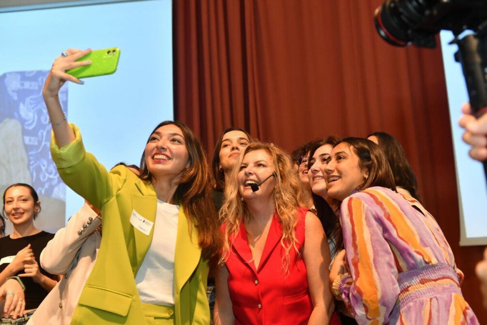 Sanofi Türkiye ve KAGİDER (Türkiye Kadın Girişimciler Derneği) iş birliğiyle geleceğin liderlerini yetiştirmek hedefiyle hayata geçirilen Geleceğin Kadın Liderleri programının 13. dönem mezuniyeti gerçekleşti.