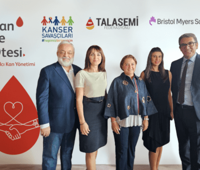 Bristol Myers Squibb Türkiye, Türkiye'deki kan transfüzyonunun güncel durumunu verilerle ortaya koyan Kan ve Ötesi Projesi Türkiye Girişimi Raporu’nu yayınladı.  Belçika, Yunanistan, İtalya, Polonya ve Romanya gibi Avrupa ülkelerinde kan yönetimini en uygun şekilde kullanarak ve yenilikçiliği destekleyerek hasta sonuçlarını iyileştiren uygulamaların geliştirilmesine katkıda bulunan Kan ve Ötesi projesinin Türkiye girişimiyle de kan yönetimine olan ilgiyi artırması ve bireysel, sosyal ve ekonomik açıdan inovasyonu destekleyen uygulamaların geliştirilmesi hedefleniyor.   