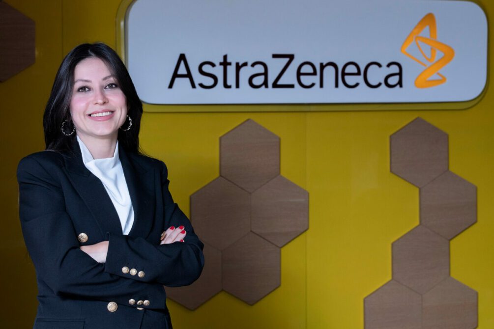 AstraZeneca Türkiye Finans Departmanı'nda Satın Alma Yöneticisi olarak görev yapan Filiz Özgür, 1 Ekim 2023 tarihi itibarıyla Satın Alma İş Ortağı görevine terfi etti. Marmara Üniversitesi Metalürji ve Malzeme Mühendisliği Bölümü'nden 2008 yılında mezun olan Filiz Özgür, kariyer hayatına 2009 yılında Standart Depo AŞ'de Proje Satış Mühendisi olarak başladı. 2010 – 2012 yılları arasında ABB‘de Satın Alma Mühendisi olarak çalışmaya başlayan Özgür, 2012 yılında Stratejik Satın Alma Uzmanı olarak katıldığı Bayer'de 7 yıl boyunca bu görevi sürdürdü. 2020 yılında L'Oréal'de Satın Alma Kategori Yöneticisi olarak görev yapan Özgür, AstraZeneca Türkiye'ye ise 2021 yılında Satın Alma Yöneticisi olarak katıldı.