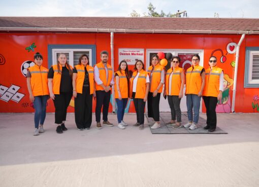 GSK Türkiye, Kahramanmaraş merkezli 11 ili etkileyen depremlerin ardından bölge halkına destek sağlamak amacıyla Toplum Gönüllüleri Vakfı (TOG) ile anlamlı bir iş birliğine imza attı. Adıyaman’da Toplum Gönüllüsü gençlerin ve GSK çalışanlarının desteğiyle başlayan projeyle; afetten etkilenen çocuklar, gençler ve kadınlar başta olmak üzere tüm bölge halkının desteklenerek iyi olma süreçlerinin kolaylaştırılması hedefleniyor. 