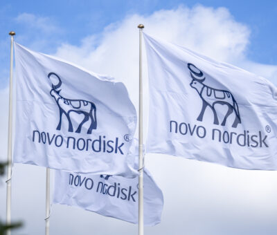 Danimarka merkezli global sağlık şirketi Novo Nordisk, Fransa’nın Chartres şehrindeki üretim tesislerini genişletmek amacıyla 2023’ten itibaren 16 milyar Danimarka kronundan fazla (2.1 milyar Euro) yatırım yapacağını duyurdu. Bu büyük yatırım, şirketin mevcut ve gelecekteki ciddi kronik hastalıklarla mücadele ürün portföyü için üretim kapasitesini genişletmeyi hedefliyor.