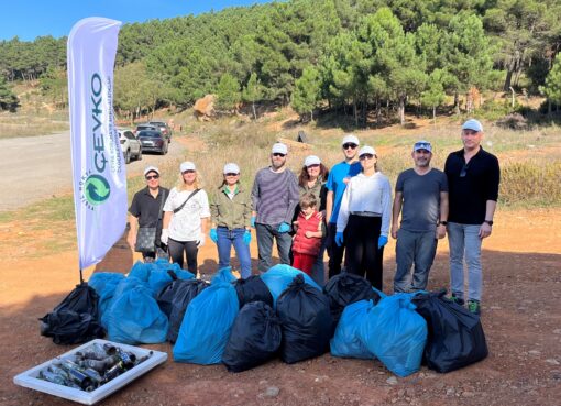 AstraZeneca Türkiye ve ÇEVKO Vakfı’nın İstanbul’un Kartal ilçesinde düzenlediği çöp toplama etkinliğinde gönüllüler ve aileleri daha sürdürülebilir bir gelecek için bir araya geldi.