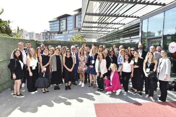 Tüm dünyada yaklaşık 19 bine yakın merkezde klinik araştırma yürüten MSD, Medeniyet Üniversitesi ile gerçekleştirdiği iş birliği kapsamında, daha çok yeni ilaç ve aşı geliştirmenin yanı sıra gönüllülerin yenilikçi ilaç ve aşı klinik çalışmalarına erişimini artırmayı hedefliyor. Mevcut iş birliğini ileriye taşımak için MSD'nin global klinik araştırmalar operasyonundaki üst düzey yöneticilerinin katılımı ile gerçekleştirilen kurum ziyaretinde bu hedefe yönelik fırsatlar değerlendirildi.