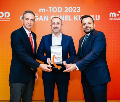 Turkcell, Türk Telekom ve Vodafone tarafından her yıl dönüşümlü olarak başkanlık görevinin üstlenildiği m-TOD’un 2023 Yılı Olağan Genel Kurulu gerçekleştirildi. Vodafone Türkiye İcra Kurulu Başkanı Engin Aksoy, m-TOD Yönetim Kurulu Başkanlığı görevini Türk Telekom CEO’su Ümit Önal’dan devraldı. 