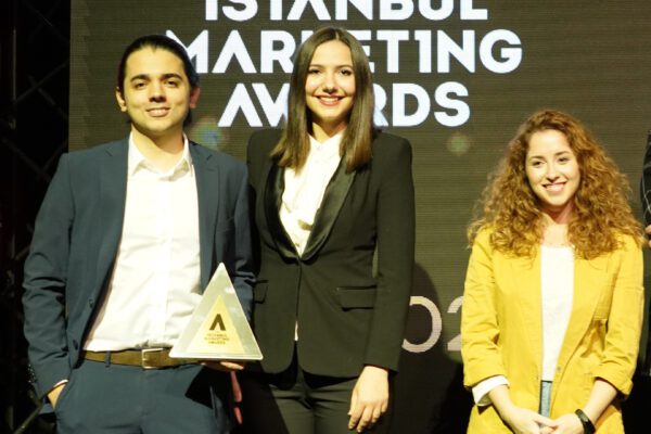 Takeda Türkiye’nin lenfoma hastalarının yolculuğunu hikayeleştirerek deneyimlettiği “Lenfomart Galeri Projesi” İstanbul Marketing Awards’dan ödüle layık görüldü. Galeride ünlü fotoğraf sanatçılarının lenfoma hastalarının hayat yolculuğunu kendi objektiflerinden yansıttıkları sergiler yer alıyor. Her bir sergide, farklı bir lenfoma hastasının hikâyesi değişik temalar ve fotoğrafçılık teknikleriyle sergilenirken vazgeçiş ile hayata tutunma arasındaki mücadelede yaşamın galibiyetine vurgu yapılıyor. 