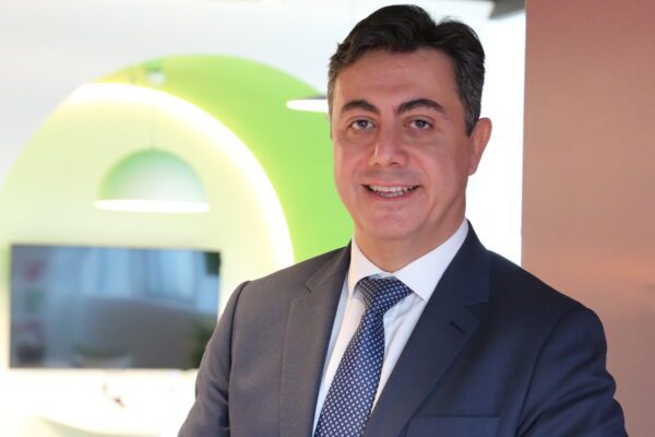 Astellas İlaç Türkiye Medikal Direktörü Dr. Erdem Özdemir; “Kanser” dosya konusu özelinde Astellas Türkiye’nin kanser ve tedavi çözümleri konusunda gerçekleştirdiği süregelen, planlanan faaliyetlerini, çözüm ürettiği kanser hastalıklarını, Ar-Ge ve klinik araştırma datalarını, farkındalık çalışmalarını ve hedeflerine ilişkin değerlendirmelerini Fikir Liderleri Dergisi ile paylaştı.