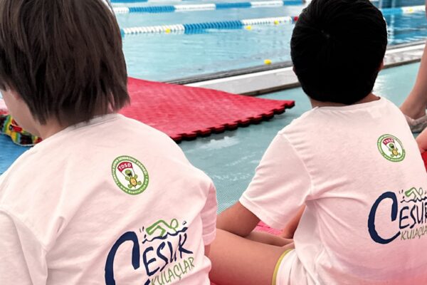 Türkiye'nin iyileştiren gücü Abdi İbrahim’in 2021 yılında kurmuş olduğu Abdi İbrahim Vakfı, Türkiye Down Sendromu Derneği iş birliği ile hayata geçirdiği sosyal sorumluluk projesi Cesur Kulaçlar ile 5-8 yaş arası Down sendromlu çocuklara yüzme becerileri kazandırmayı hedefliyor. 