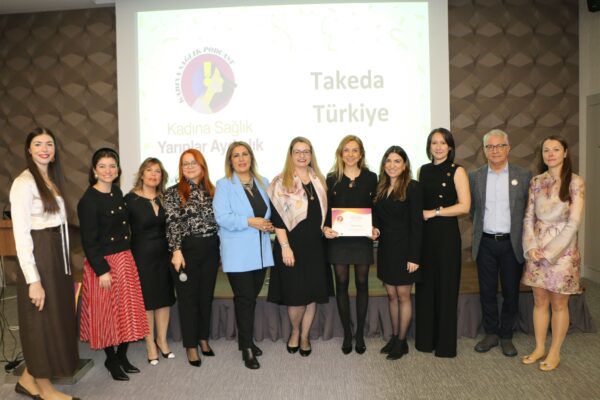 PWN İstanbul ve Awen for Us iş birliğiyle hayata geçirilen “Sağlığa Yön Verecek Kadın Liderler Programı” mezunlarının başlattığı Türkiye’nin ilk ve en kapsamlı kadın sağlığı podcast serisi “Kadına Sağlık” tüm bölümleriyle yayında. Kadınların sağlık okuryazarlığını artırmayı ve toplumsal cinsiyet eşitliğine katkı sağlamayı amaçlayan Kadına Sağlık isimli 18 bölümlük podcast serisi için gönüllü olarak emek verenler 26 Şubat’ta Takeda Türkiye’nin ev sahipliğinde bir araya geldi.