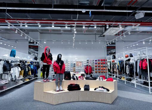 İsmini sneaker tutkusundan alan ve spor & sokak modasını sahiplenen Sneaks Up, Türkiye’deki 50. ve İstanbul’daki en büyük mağazasını Mall Of İstanbul’da açtı. 2.000 metrekareye yakın olan Mall Of İstanbul mağazası, Sneaks Up’ın aynı zamanda İstanbul Avrupa yakasındaki ilk Campus mağazası oldu.