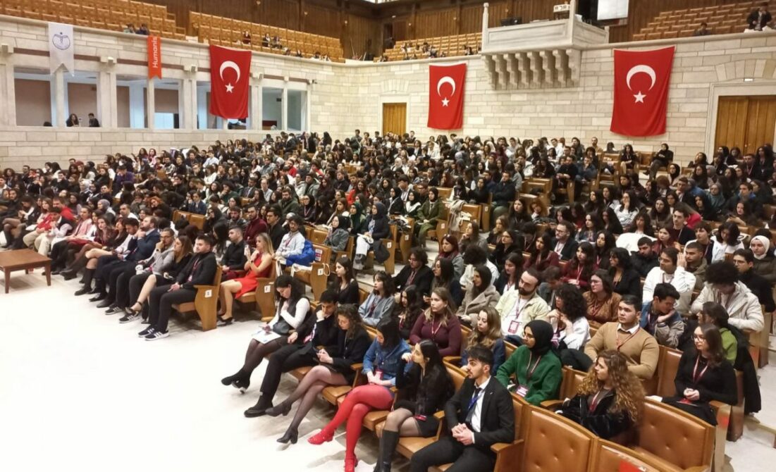 Türkiye’nin en hızlı büyüyen ilaç firması Humanis, 11. Tıp Öğrencileri Sempozyumu’nun ana sponsoru olarak tıp öğrencilerine desteklerini esirgemedi.