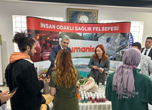 Türkiye'nin en hızlı büyüyen ilaç şirketi Humanis, Ege Üniversitesi Tıp Fakültesi’nin Ege Tıbbiyeliler Derneği desteğiyle gerçekleştirdiği “İntörn Hekimler İçin İlaç Sektör Günleri”nde geleceğin doktorlarıyla bir araya geldi.