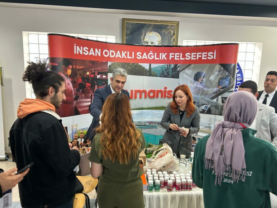 Türkiye'nin en hızlı büyüyen ilaç şirketi Humanis, Ege Üniversitesi Tıp Fakültesi’nin Ege Tıbbiyeliler Derneği desteğiyle gerçekleştirdiği “İntörn Hekimler İçin İlaç Sektör Günleri”nde geleceğin doktorlarıyla bir araya geldi.