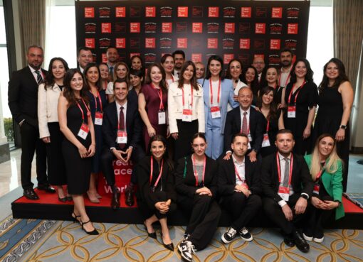 AbbVie Türkiye, Great Place To Work® tarafından düzenlenen “Türkiye’nin En İyi İşverenleri” araştırmasında 250-499 çalışan sayısına sahip şirketler kategorisinde birinci oldu. 10. Kez “Türkiye’nin En İyi İşvereni” seçilen AbbVie Türkiye ayrıca “Diversity (Çeşitlilik) Özel Ödülü” ve “10. Yıl Özel Ödülü”nün de sahibi oldu.
