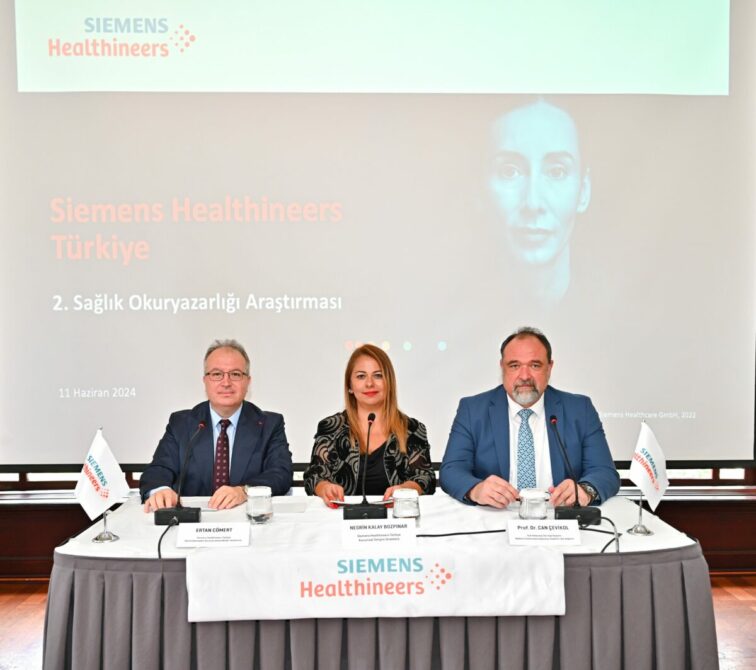 Siemens Healthineers Türkiye, ülkemizdeki sağlık farkındalığını ölçen ikinci ‘Sağlık Okuryazarlığı Araştırma Raporu’nu yayımladı. Bireylerin sağlık algısını, alışkanlıklarını ve farkındalıklarını ortaya koyan rapora göre Türkiye’de sağlıklı olduğunu düşünen vatandaşların oranı, bir önceki araştırmaya göre yedi puan gerileyerek yüzde 64’e indi.