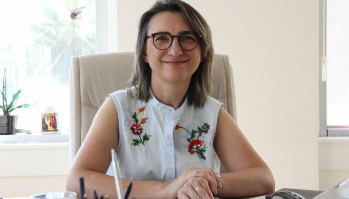 Küresel Migren ve Ağrı Derneği “Migrenin Kronik Yüzü” Hastalık Farkındalık Kampanyasını Hayata Geçiriyor. Migren, dünyada her 7 kişiden birinde, ülkemizde ise her 5 kadından ve her 10 erkekten birinde görülüyor.1 Kronik (Müzmin) migrenle yaşayan bireyler ise, tüm migren hastalarının %10’undan fazlasını oluşturuyor.3 Küresel Migren ve Ağrı Derneği kişilerin yaşam kalitesini ciddi biçimde etkileyen, günlük aktivitelerini kısıtlayan kronik migren hastalığına dikkat çekmek ve hastaların yaşam kalitesini artırmak için AbbVie Türkiye’nin koşulsuz katkılarıyla ‘Migrenin Kronik Yüzü’ adlı yeni bir farkındalık kampanyası başlatıyor. Kronik migrenin tanınmasını amaçlayan kampanya kapsamında, hastalığın belirtilerini taşıyanların doğru teşhis için bir nörolog ve/veya başağrısı uzmanına başvurması hedefleniyor.