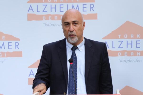 21 Eylül Dünya Alzheimer Günü kapsamında açıklamalarda bulunan Türkiye Alzheimer Derneği Başkanı Prof. Dr. Başar Bilgiç, Lancet Komisyonu’nun 2024 yılı raporundan önemli bilgiler paylaştı. Prof. Dr. Bilgiç, “Milyonlarca insanın yaşamını etkileyen bunama (demans) hastalığı, yeni bilimsel bulgular ışığında önlenebilir bir sorun olarak karşımıza çıkıyor” şeklinde konuştu.