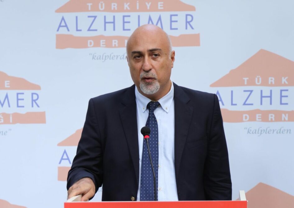 21 Eylül Dünya Alzheimer Günü kapsamında açıklamalarda bulunan Türkiye Alzheimer Derneği Başkanı Prof. Dr. Başar Bilgiç, Lancet Komisyonu’nun 2024 yılı raporundan önemli bilgiler paylaştı. Prof. Dr. Bilgiç, “Milyonlarca insanın yaşamını etkileyen bunama (demans) hastalığı, yeni bilimsel bulgular ışığında önlenebilir bir sorun olarak karşımıza çıkıyor” şeklinde konuştu.