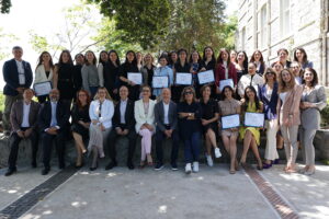 Professional Women’s Network (PWN) İstanbul ve Boğaziçi Üniversitesi Yaşamboyu Eğitim Merkezi (BÜYEM) tarafından UN SDSN Türkiye ve Awen for Us desteğiyle hayata geçirilen Sağlığa Yön Verecek Kadın Liderler Gelişim Programı'nın 4. dönemi, 12 Ekim 2024’te başlayacak. Altı ay sürecek sertifika programı, sağlık ve ilaç sektöründe çalışan kadın liderlerin liderlik gelişimlerine katkı sunmayı hedefliyor. Katılımın 25 kişi ile sınırlı olduğu programa kayıtlar başladı ve 16 Eylül 2024’e kadar devam edecek. Professional Women’s Network (PWN) İstanbul ve Boğaziçi Üniversitesi Yaşamboyu Eğitim Merkezi (BÜYEM) tarafından, UN SDSN Türkiye ve Awen for Us desteğiyle hayata geçirilen ‘Sağlığa Yön Verecek Kadın Liderler Gelişim Programı’nın 4. dönemi, 12 Ekim 2024 tarihinde başlıyor. Sağlık ve ilaç sektöründe en az beş yıldır çalışan kadın liderlerin gelişimine yönelik olarak tasarlanan ve 2022’den beri kesintisiz devam eden program, bugüne kadar 75 orta kademe kadın yöneticinin liderlik pozisyonları için potansiyellerini geliştirmelerine ve güçlenmelerine doğrudan katkı sağladı.