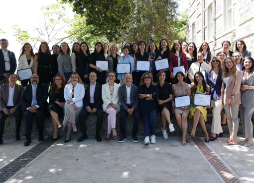 Professional Women’s Network (PWN) İstanbul ve Boğaziçi Üniversitesi Yaşamboyu Eğitim Merkezi (BÜYEM) tarafından UN SDSN Türkiye ve Awen for Us desteğiyle hayata geçirilen Sağlığa Yön Verecek Kadın Liderler Gelişim Programı'nın 4. dönemi, 12 Ekim 2024’te başlayacak. Altı ay sürecek sertifika programı, sağlık ve ilaç sektöründe çalışan kadın liderlerin liderlik gelişimlerine katkı sunmayı hedefliyor. Katılımın 25 kişi ile sınırlı olduğu programa kayıtlar başladı ve 16 Eylül 2024’e kadar devam edecek. Professional Women’s Network (PWN) İstanbul ve Boğaziçi Üniversitesi Yaşamboyu Eğitim Merkezi (BÜYEM) tarafından, UN SDSN Türkiye ve Awen for Us desteğiyle hayata geçirilen ‘Sağlığa Yön Verecek Kadın Liderler Gelişim Programı’nın 4. dönemi, 12 Ekim 2024 tarihinde başlıyor. Sağlık ve ilaç sektöründe en az beş yıldır çalışan kadın liderlerin gelişimine yönelik olarak tasarlanan ve 2022’den beri kesintisiz devam eden program, bugüne kadar 75 orta kademe kadın yöneticinin liderlik pozisyonları için potansiyellerini geliştirmelerine ve güçlenmelerine doğrudan katkı sağladı.