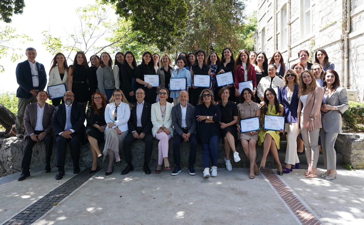 Professional Women’s Network (PWN) İstanbul ve Boğaziçi Üniversitesi Yaşamboyu Eğitim Merkezi (BÜYEM) tarafından UN SDSN Türkiye ve Awen for Us desteğiyle hayata geçirilen Sağlığa Yön Verecek Kadın Liderler Gelişim Programı'nın 4. dönemi, 12 Ekim 2024’te başlayacak. Altı ay sürecek sertifika programı, sağlık ve ilaç sektöründe çalışan kadın liderlerin liderlik gelişimlerine katkı sunmayı hedefliyor. Katılımın 25 kişi ile sınırlı olduğu programa kayıtlar başladı ve 16 Eylül 2024’e kadar devam edecek. Professional Women’s Network (PWN) İstanbul ve Boğaziçi Üniversitesi Yaşamboyu Eğitim Merkezi (BÜYEM) tarafından, UN SDSN Türkiye ve Awen for Us desteğiyle hayata geçirilen ‘Sağlığa Yön Verecek Kadın Liderler Gelişim Programı’nın 4. dönemi, 12 Ekim 2024 tarihinde başlıyor. Sağlık ve ilaç sektöründe en az beş yıldır çalışan kadın liderlerin gelişimine yönelik olarak tasarlanan ve 2022’den beri kesintisiz devam eden program, bugüne kadar 75 orta kademe kadın yöneticinin liderlik pozisyonları için potansiyellerini geliştirmelerine ve güçlenmelerine doğrudan katkı sağladı.