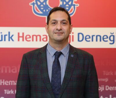 KML şeklinde kısaltılan kronik miyeloid lösemi, kemik iliğindeki kan kök hücrelerinden kontrolsüz bir şekilde anormal beyaz kan hücresi üretilmesiyle ortaya çıkan bir kan kanseri türü. Zamanla bu anormal beyaz kan hücreleri sayıca çok artarak kan ve kemik iliğini tamamen istila eder ve sağlıklı normal kan hücrelerinin üretimini engelliyor. Buna bağlı olarak, hastada kansızlık, kanama ve enfeksiyona eğilim gözleniyor. KML’nin, tedavi edilmediğinde ölümcül bir hastalık olduğu belirtiliyor.