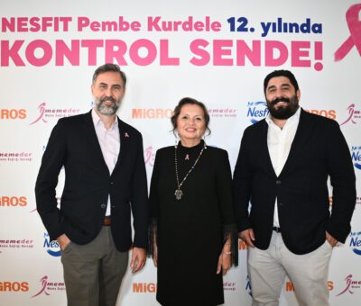 Aktif bir hayatı ve dengeli beslenmeyi destekleyen NESFIT, sağlık farkındalığı alanında da çalışmalar yürütüyor. Her 8 kadından birini etkileyen meme kanseri konusunda farkındalık yaratmanın yanı sıra kadınların tanı ve tedavi süreçlerine katkı sunmak için 12 yıl önce kolları sıvayan NESFIT, MEMEDER ve Migros iş birliğinde Pembe Kurdele projesini büyütmeye devam ediyor. Tüm dünyada 2,3 milyon kadını etkileyen meme kanserinde farkındalık yaratmak için Pembe Kurdele projesini hayata geçiren NESFIT, erken tanı bilinci yaratmaya ve kadınların yanlarında yer almaya devam ediyor. NESFIT’in 12 yıl önce başlattığı Pembe Kurdele projesi Meme Sağlığı Derneği (MEMEDER) ve Migros’un destekleriyle kadınlara ulaşıyor. Bu yıl da Migros mağazalarında ve Migros Sanal Market’te satışa sunulan Pembe Kurdeleli NESFIT paketlerini satın alan tüketiciler MEMEDER’e destek oluyor. Bugüne kadar binlerce kadının meme sağlığı kontrolüne, erken teşhisine ve tedavisine destek olunan proje; farklı illerde yapılan bilinçlendirme toplantıları ve online içeriklerle kadınlara sesleniyor.