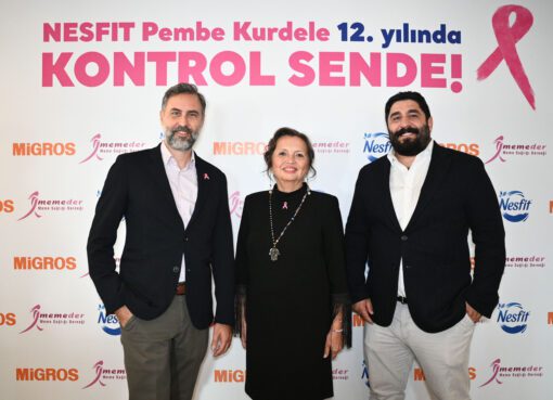 Aktif bir hayatı ve dengeli beslenmeyi destekleyen NESFIT, sağlık farkındalığı alanında da çalışmalar yürütüyor. Her 8 kadından birini etkileyen meme kanseri konusunda farkındalık yaratmanın yanı sıra kadınların tanı ve tedavi süreçlerine katkı sunmak için 12 yıl önce kolları sıvayan NESFIT, MEMEDER ve Migros iş birliğinde Pembe Kurdele projesini büyütmeye devam ediyor. Tüm dünyada 2,3 milyon kadını etkileyen meme kanserinde farkındalık yaratmak için Pembe Kurdele projesini hayata geçiren NESFIT, erken tanı bilinci yaratmaya ve kadınların yanlarında yer almaya devam ediyor. NESFIT’in 12 yıl önce başlattığı Pembe Kurdele projesi Meme Sağlığı Derneği (MEMEDER) ve Migros’un destekleriyle kadınlara ulaşıyor. Bu yıl da Migros mağazalarında ve Migros Sanal Market’te satışa sunulan Pembe Kurdeleli NESFIT paketlerini satın alan tüketiciler MEMEDER’e destek oluyor. Bugüne kadar binlerce kadının meme sağlığı kontrolüne, erken teşhisine ve tedavisine destek olunan proje; farklı illerde yapılan bilinçlendirme toplantıları ve online içeriklerle kadınlara sesleniyor.