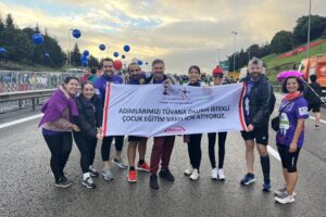 Takeda Türkiye, 46. İstanbul Maratonu’nda Tüvana Okuma İstekli Çocuk Eğitim Vakfı (TOÇEV) yanında yer alarak eğitimde fırsat eşitliğine katkıda bulundu. “Eğitim Hakkı İçin” sloganıyla maratona katılan 18 Takeda Türkiye gönüllüsü, okuma istekli çocukların eğitim hayatına destek sağladı. 