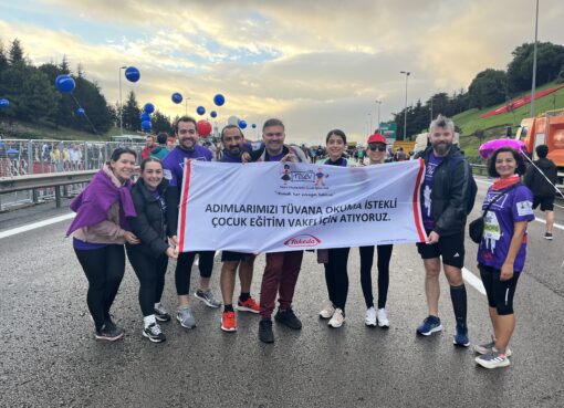 Takeda Türkiye, 46. İstanbul Maratonu’nda Tüvana Okuma İstekli Çocuk Eğitim Vakfı (TOÇEV) yanında yer alarak eğitimde fırsat eşitliğine katkıda bulundu. “Eğitim Hakkı İçin” sloganıyla maratona katılan 18 Takeda Türkiye gönüllüsü, okuma istekli çocukların eğitim hayatına destek sağladı. 