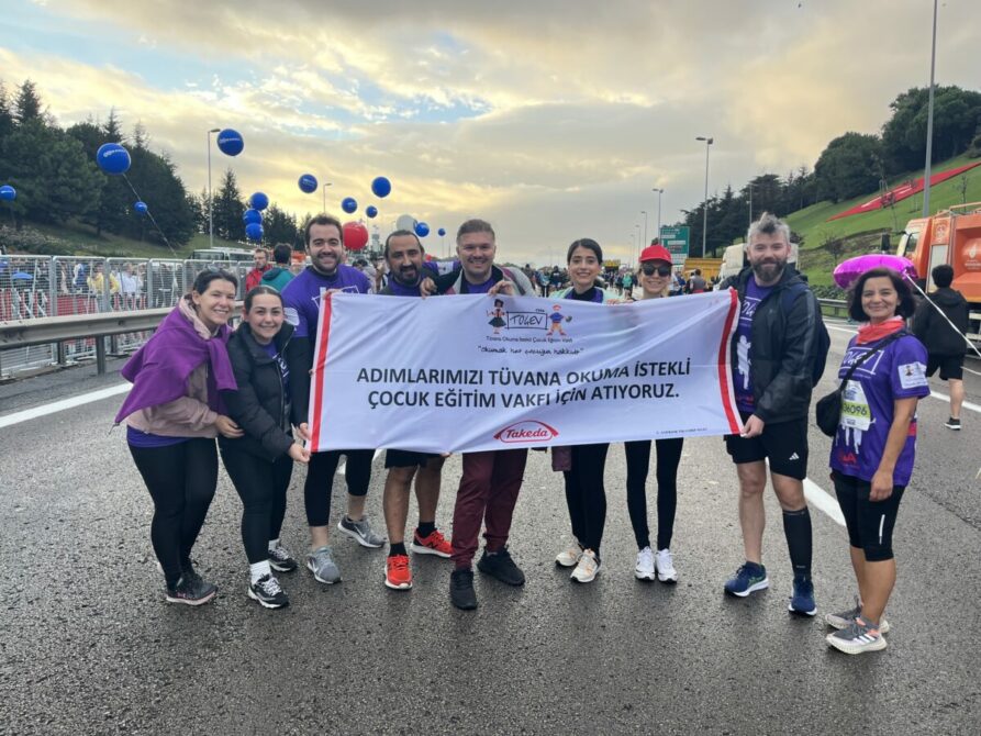 Takeda Türkiye, 46. İstanbul Maratonu’nda Tüvana Okuma İstekli Çocuk Eğitim Vakfı (TOÇEV) yanında yer alarak eğitimde fırsat eşitliğine katkıda bulundu. “Eğitim Hakkı İçin” sloganıyla maratona katılan 18 Takeda Türkiye gönüllüsü, okuma istekli çocukların eğitim hayatına destek sağladı. 