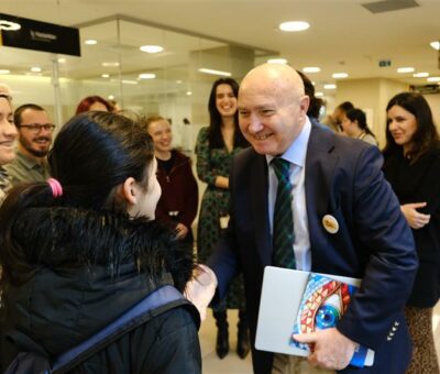 Koç Üniversitesi Hastanesi “14 Kasım Dünya Diyabet Günü” kapsamında, “Diyabet Arkadaşım mı? Benim Gözümden Bak!” sergisine ev sahipliği yapıyor. Yaşam boyu süren diyabet nasıl hissettirir?” sorusu üzerinde düşünmeyi amaçlayan sergide, 13 çocuğun diyabete bakış açılarına ve arkadaşça yaklaşımlarına yer veriliyor.