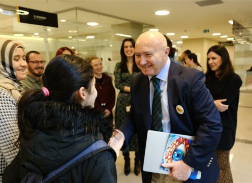 Koç Üniversitesi Hastanesi “14 Kasım Dünya Diyabet Günü” kapsamında, “Diyabet Arkadaşım mı? Benim Gözümden Bak!” sergisine ev sahipliği yapıyor. Yaşam boyu süren diyabet nasıl hissettirir?” sorusu üzerinde düşünmeyi amaçlayan sergide, 13 çocuğun diyabete bakış açılarına ve arkadaşça yaklaşımlarına yer veriliyor.