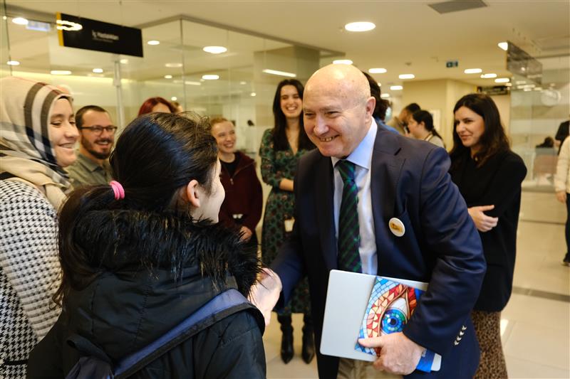 Koç Üniversitesi Hastanesi “14 Kasım Dünya Diyabet Günü” kapsamında, “Diyabet Arkadaşım mı? Benim Gözümden Bak!” sergisine ev sahipliği yapıyor. Yaşam boyu süren diyabet nasıl hissettirir?” sorusu üzerinde düşünmeyi amaçlayan sergide, 13 çocuğun diyabete bakış açılarına ve arkadaşça yaklaşımlarına yer veriliyor.