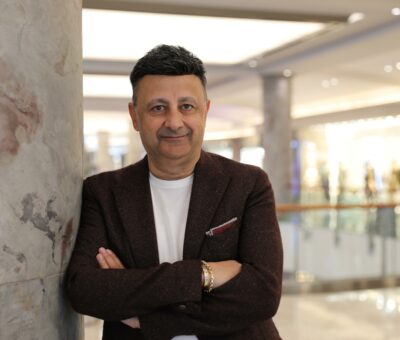 Fikir Liderleri Dergisi, her sayısında "Liderlerle Yüz Yüze" röportajlarına yer veriyor ve bu röportajlarda üst düzey yönetici olan deneyimli konuklarının liderlik ile ilgili ilham verici, kişisel ve mesleki gelişim açısından örnek teşkil edecek yaklaşımlarını paylaşmalarını bekliyor. Davetimizi kabul edip Mart sayısında konuğumuz olan Pharminal İlaç Genel Müdürü Alpan Erdinç, kısa ve öz cevaplarıyla liderliğe bakışını bizlerle paylaştı. Siz değerli okurlarımızla paylaşmak istedik.