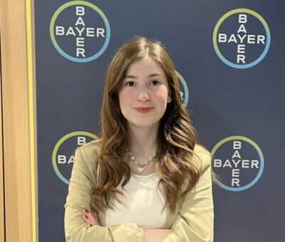 Fikir Liderleri, belli aralıklarla eczacılık ve tıp fakültelerinde eğitimlerini sürdürmekte ya da yeni mezun olan genç liderlerin yazılarına yer veriyor. Bu ayki konuğumuz Acıbadem Üniversitesi Eczacılık Fakültesi son sınıf tam burslu öğrencisi İlayda Okumuş. Okumuş, bir eczacılık fakültesi öğrencisi olarak yaşadığı staj deneyimlerini ve bunlardan kazanımlarını Fikir Liderleri okurları için kaleme aldı.