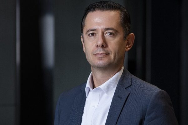 Menarini Türkiye’nin “Kaygını Yönet, Potansiyelini Keşfet” projesi başladı Proje; 10. ve 11. sınıf öğrencilerinin sınav ve gelecek kaygısıyla baş etme becerilerini geliştirmeyi, öz güvenlerini artırmayı ve psikolojik iyi oluşlarını desteklemeyi amaçlıyor. Projenin basın lansmanı, Menarini Türkiye Genel Müdürü Cenk Balcı, Toplum Gönüllüleri Vakfı Genel Müdürü Seçkin Karataş ve Psikolog Tolga Erdoğan’ın konuşmacı olarak katılımlarıyla gerçekleşti.