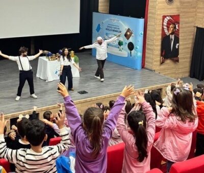 Opella’nın sindirim sağlığı alanındaki markası Enterogermina®, 2025 yılında da her Ekim ayında olduğu gibi sosyal katkı sağlamayı amaçlayan özel gün kapsamında, Türkiye genelinde farkındalık çalışmaları gerçekleştirdi. Enterogermina®, bağırsak sağlığı ve hijyen bilincini artırmak amacıyla yürüttüğü sosyal etki programıyla Manisa, Eskişehir ve İstanbul’da 10.000’in üzerinde çocuğa ulaştı.  Opella, her yıl dünya genelinde, topluma pozitif katkı sağlamak amacıyla çeşitli sosyal etki projeleri hayata geçiriyor. Türkiye’de Opella’nın Enterogermina® markasının sahiplenmesiyle hayata geçirilen bu özel gün, erken yaşta bağırsak sağlığı ve hijyen alışkanlıklarının kazandırılmasını amaçlıyor. 