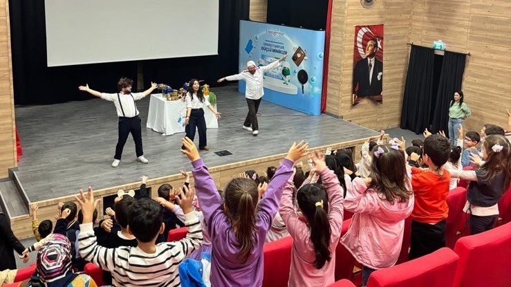 Opella’nın sindirim sağlığı alanındaki markası Enterogermina®, 2025 yılında da her Ekim ayında olduğu gibi sosyal katkı sağlamayı amaçlayan özel gün kapsamında, Türkiye genelinde farkındalık çalışmaları gerçekleştirdi. Enterogermina®, bağırsak sağlığı ve hijyen bilincini artırmak amacıyla yürüttüğü sosyal etki programıyla Manisa, Eskişehir ve İstanbul’da 10.000’in üzerinde çocuğa ulaştı. Opella, her yıl dünya genelinde, topluma pozitif katkı sağlamak amacıyla çeşitli sosyal etki projeleri hayata geçiriyor. Türkiye’de Opella’nın Enterogermina® markasının sahiplenmesiyle hayata geçirilen bu özel gün, erken yaşta bağırsak sağlığı ve hijyen alışkanlıklarının kazandırılmasını amaçlıyor.