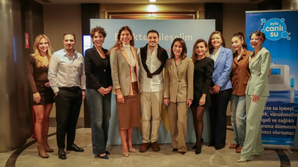 “Birlikte İyileşelim” ile İyi Oluş, Bilim ve İlham Aynı Sahnedeydi! Katılımcıların yoğun ilgisiyle gerçekleşen Birlikte İyileşelim etkinliği; psikoloji, tıp, sağlık, iş dünyası ve kişisel gelişim alanlarında Türkiye’nin önde gelen isimlerini bir araya getirdi. Etkinlik, Birlikte İyileşelim Derneği Kurucu Başkanı, Klinik Psikolog Melikşah Çakın öncülüğünde hayata geçirildi. Ruh sağlığı, fiziksel iyilik hali, dayanıklılık, longevity, yaşam kalitesi ve ilham veren yaşam öykülerinin ele alındığı etkinlikte; bilimsel bilgi ile insani deneyim aynı çatı altında buluştu.